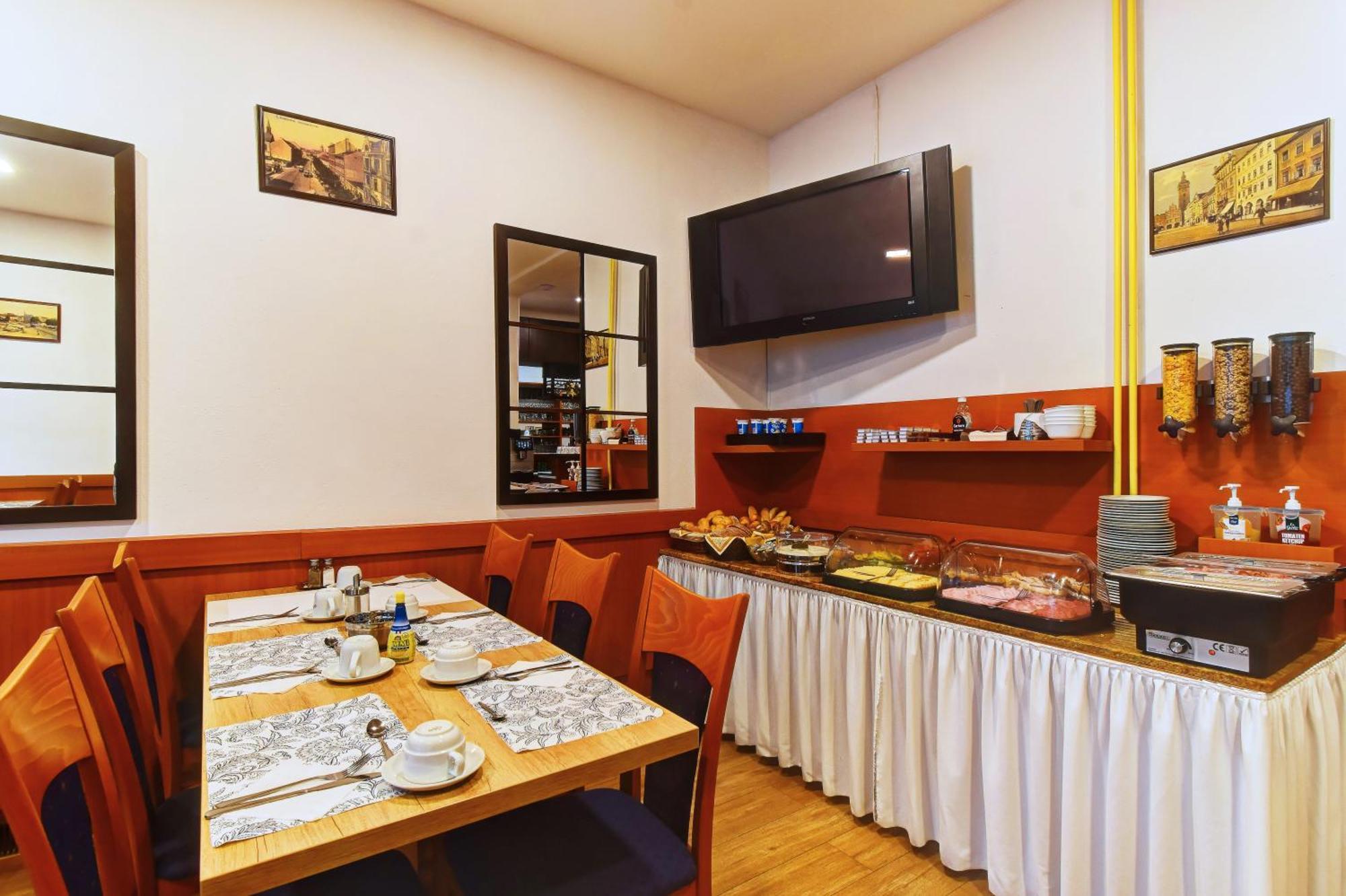 Hotel Adler Ceske Budejovice Luaran gambar