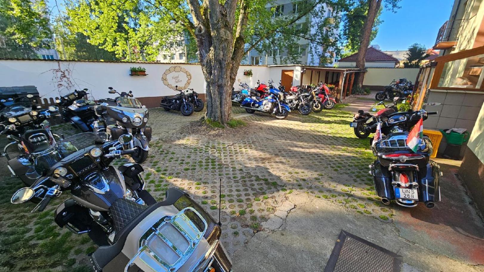 Hotel Adler Ceske Budejovice Luaran gambar
