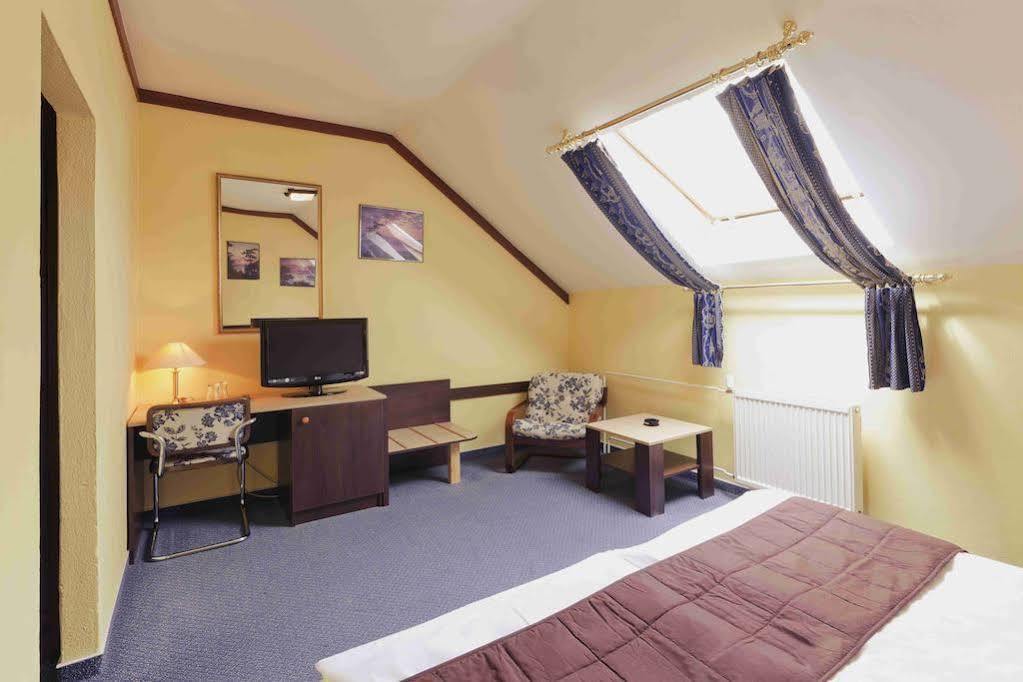 Hotel Adler Ceske Budejovice Luaran gambar